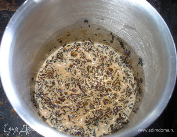 Чай залить молоком, вскипятить. Снять с огня и дать настояться. Есть смысл брать чай мелкого калибра, т.к. потом все добавляется в тесто. 