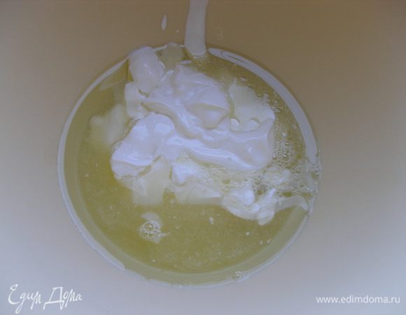 Масло, сметану и сок лимона смешать до однородной консистенции.