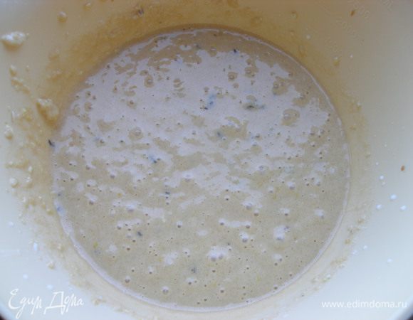 В масляно-сметанную смесь добавить яйца и  чай на молоке. Если чай крупнолистовой, тогда молоко надо процедить, если чай мелкий - все идет в тесто. 