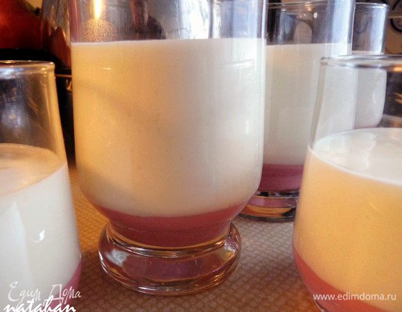 Приготовить средний слой десерта:
В большой керамической кружке в холодном молоке распустить желатин, хорошо перемешать и оставить набухать на 10 минут.  В кастрюльке смешать творог и сахар.  Кружечку с молочно-желатиновой смесью поставить в СВЧ печь на 30 секунд при мощности "Разморозка". Тщательно перемешать и вылить в творог. Взбить венчиком, разлить творожно-желатиновую смесь в стаканы и поставить их в холодильник на 15-20 минут до  загустения.