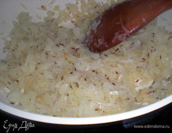 В сотейнике нагреть топленое масло и обжарить в нем капусту с луком.Постоянно помешивать.Посолить и поперчить по вкусу.