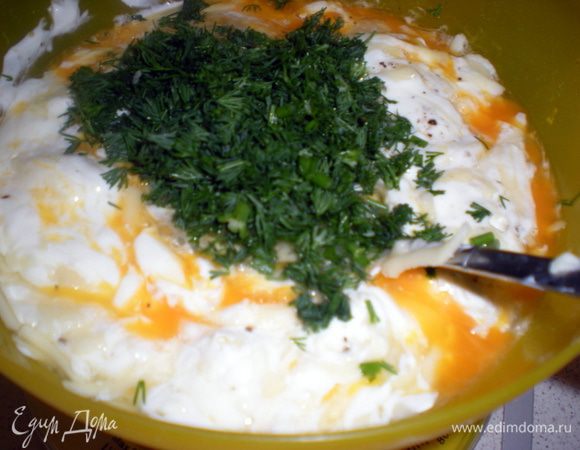 Зелень мелко порубить,смешать со сметаной,яйцами и сыром.Посолить,поперчить и приправить мускатным орехом.