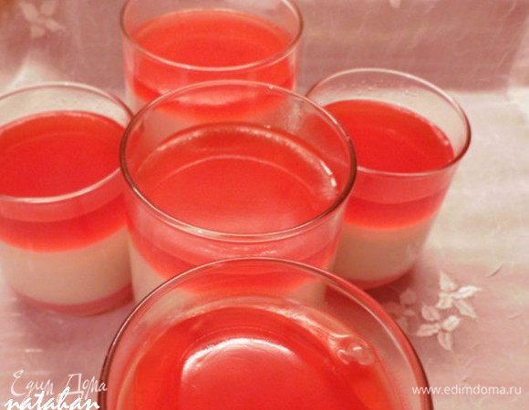 Приготовить верхний слой десерта:
В большой керамической кружке заварить фруктовый чай ( у меня чай из плодов и цветов шиповника) и поставить его остывать. В прохладном чае распустить кисель, добавить сироп и поставить в микроволновку на 1 минуту (до образования густого красного киселя)  при мощности "Разморозка" (через каждые 15 сек. открывать дверцу и помешивать смесь). Разлить кисель в стаканы и поставить их в холодильник на 15-20 минут до  загустения.