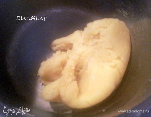 В кастрюльку положить масло, налить воду, добавить щепотку соли и поставить на огонь. Довести до кипения, чтобы масло полностью растворилось. Всыпать муку, и быстро заварить тесто, постоянно помешивая.