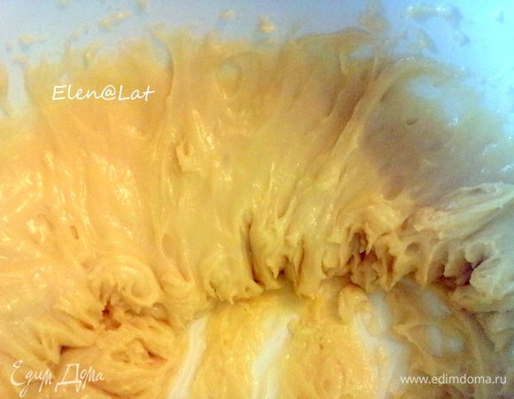 Затем тесто переложить в миску и чуть остудить. Добавить яйца, и взбить все миксером.