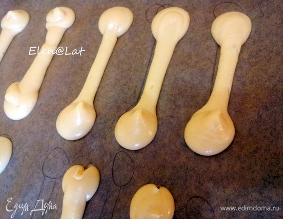 На пергаменте нарисовать шаблон в виде косточек, и выложить с помощью кондитерского мешочка эклеры.