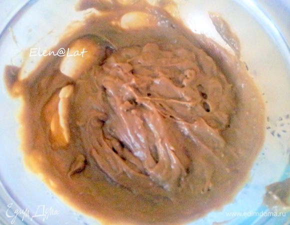 Итак крем: 
1.Желатин залить водой и дать набухнуть,затем его немного подогреть.
2.Соединить половину указанного сахара, крахмал, желтки и 2-3 ст.л. молока. Тщательно все перемешать. 
3.Остальное молоко смешать с оставшимся сахаром и кофе, нагреть. 
4.В смесь с крахмалом(2), все время помешивая, влить тонкой струйкой доведенное до кипения молоко и довести до загустения, он загустеет ооочень быстро, так что не отходите от плиты.. 
5.В креме растворить желатин и дать застыть.
6.Заготовку для крема переложить в миску и дать полностью остыть, присыпав сахарной пудрой. 
7. Взбить сливки в густую пену и смешать с остывшим кремом. 