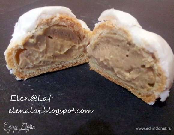 Переложить крем в кондитерский мешок и наполнить им эклеры. Затем эклеры покрыть лимонной глазурью(Для этого в сахарную пудру ввести лимонный сок до состояния густой сметаны) или помадой рецепт тутhttp://www.edimdoma.ru/retsepty/42752-pomadka-dlya-glazirovki-pirozhnyh-pecheniy-tortikov  

Эклерчики наши готовы. 
Всех с праздником!!! И приятного аппетита!!!!