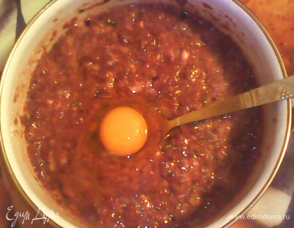 Печень перекрутить на мясорубке или блендером до однородной массы. Добавить манку и оставить на 20 мин. Когда манка немного набухнет, вбить 1 яйцо, добавить специи и 2 ст л муки. Перемешать до однородной массы.