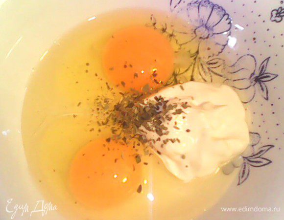 В другой посуде взбить 2 яйца со сметаной, 1 ст л муки и специями.