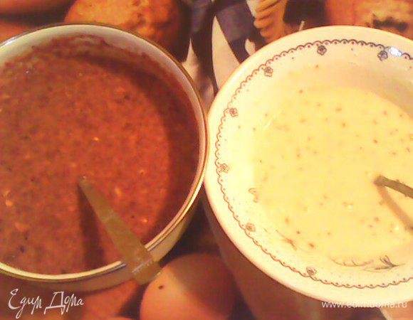 У вас получится два разных теста на блинчики. В каждую массу добавить по 1 ст л растительного масла, чтобы не смазывать сковороду.