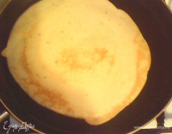 Обжариваем на сковороде сначала омлетные блинчики...