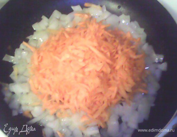 Обжарить лук с натертой морковью до готовности.