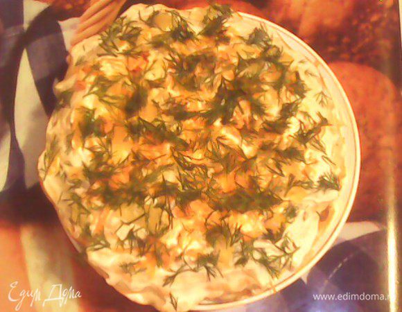 Переложить блинчики в таком порядке: 1 печеночный - майонез - 1 печеночный - майонез - 1 омлетный майонез+зажарка......и далее по той же схеме. Верхний слой смазать майонезом и посыпать зеленью. Приятного аппетита))