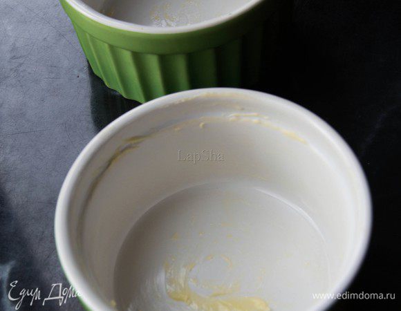 Кокотницы смазать сливочным маслом.