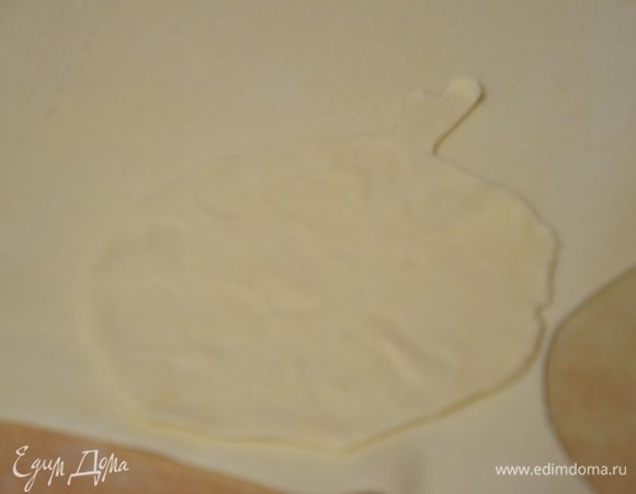 Тесто тонко раскатать и вырезать форму в виде тыковки в хвостиком.Я вырезала так,прикладывала формочку в которой буду выпекать пироги к тесту,отступила от края формы примерно о,5 см.и вырезала круг, не забывайте вырезать и хвостик. 