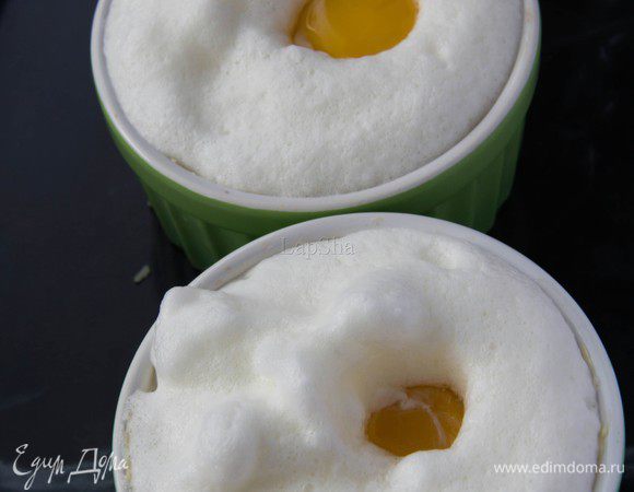 Положить по одному желтку в кокотницу.