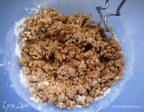 Смешать все ингредиенты (кроме яйца для глазури)