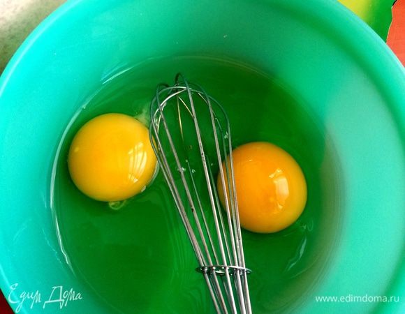 Яйца взбиваем венчиком (большого яйца хватит одного).