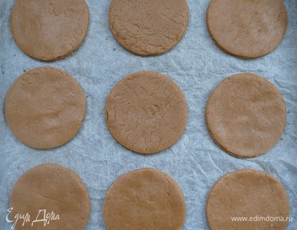 На подпыленной мукой поверхности раскатать тесто не тоньше 0,5 см. Ножом или формами вырезать любые фигурки. У меня круглые, как у первоисточника. Выложить на лист бумаги для выпечки на противень.
