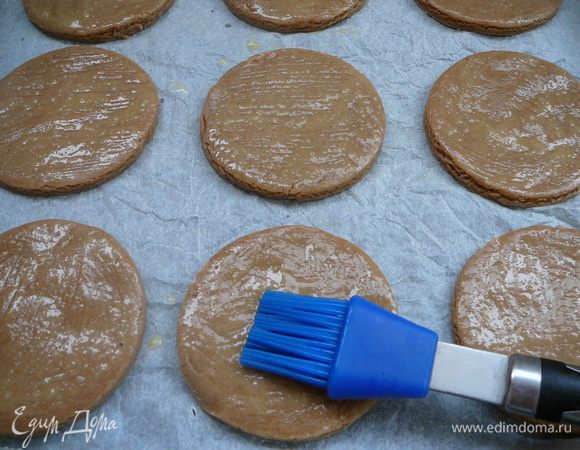 Смазать глазурью, дать высохнуть и смазать еще раз...нанести рисунок по желанию...