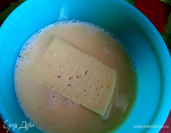 Обмакиваем пластинку сыра в яйца (с двух сторон!)...