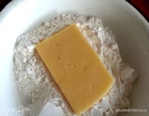 Затем хорошенько обваляем в муке (я брала 5 ложек,но у меня осталось).