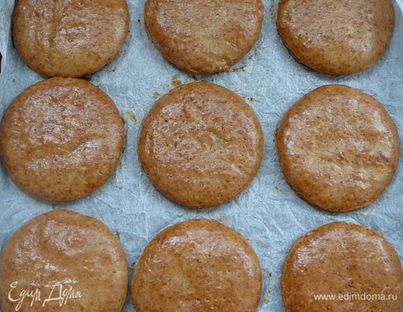 Духовку разогреть до 160 градусов. Выпекать 18 минут, переложить на решетку и дать полностью остыть.