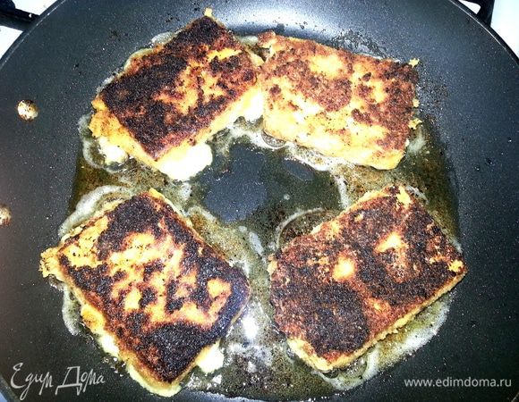 Осторожно лопаткой переворачиваем и обжариваем вторую сторону.Не шевелить,пусть сырная лава вытекает-в этом вся фишка блюда!