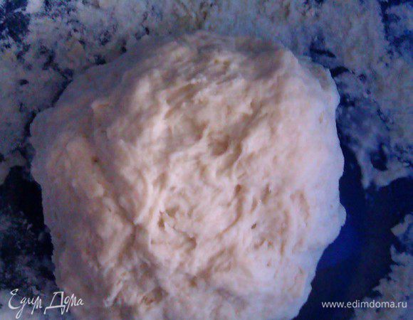 Делаем тесто. Дрожжи, смешиваем с сахаром, заливаем молоком и оставляем на 10 мин до появления пузырьков. Муку смешиваем с солью, вливаем молочную массу, вмешиваем белки. Понемногу вливая воду, вымешиваем тугое эластичное тесто около 10 мин. Накрываем полотенцем, оставляем на час. 