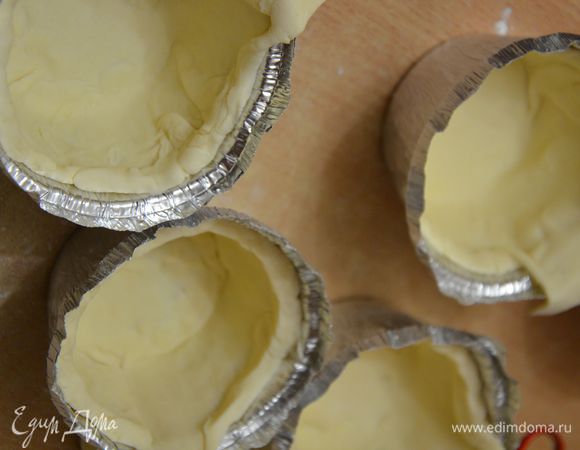 Заготовки выложить в формы,прижав плотно тесто к стенкам формы.Хвостик оставить свисать.