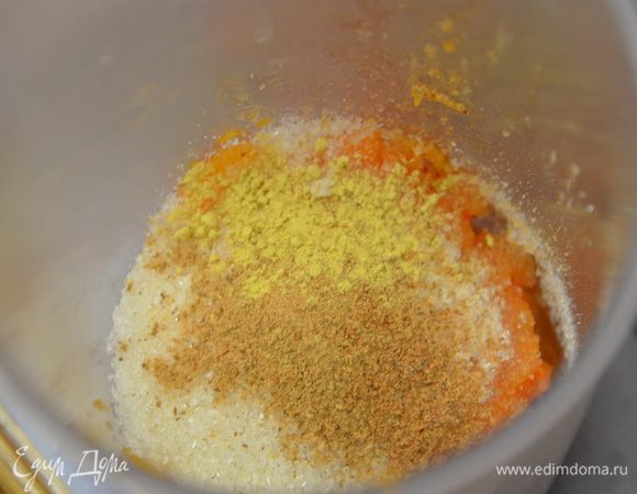 Запеченную тыкву, сахар и пряности (корица,мускатный орех,молотый имбирь) ванильный сахар сложить в чашу погружного блендера и пюрировать.