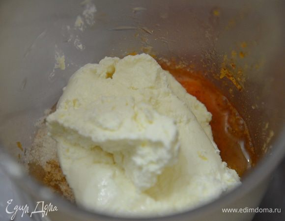 Добавить яйцо и творог. Взбить миксером до однородной массы.Если масса жидковата добавить манки и крахмала,размешать.