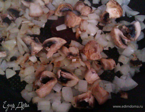 Нагреваем духовку до 180 град и займемся начинкой. Нарезаем не очень мелко лук и грибы. Мелко рубим зубчик чеснока. Обжариваем все на сковороде до золотистого цвета на сильном огне.