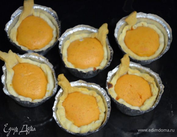 Поставить запекаться в заранее разогретую до 180С духовку на 15-20 минут.