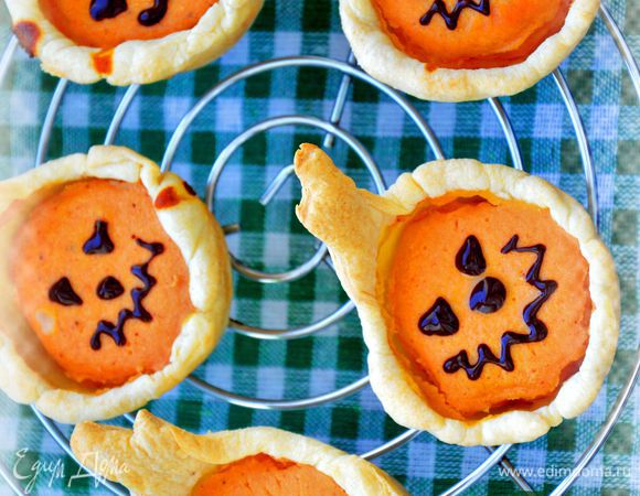 Украсить растопленным шоколадом.