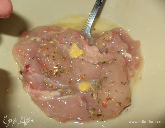 Окунем нашу курочку я яичную смесь