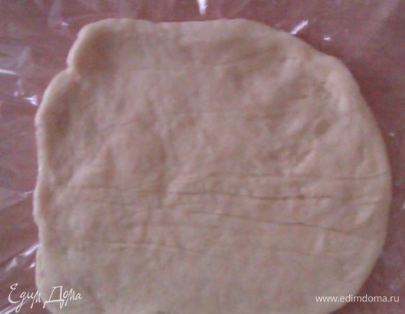 Тем временем формируем лодочки. Обминаем тесто и делим его на 5 равных частей. Каждую раскатываем в квадратик примерно 15 на 15 см, тощиной около 3 мм.