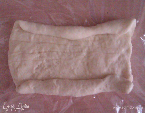 Верхний и нижний край квадратика подворачиваем, как будто лепим рулетик.