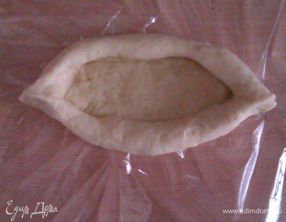 Скрепляем края, чтобы получилась лодочка.