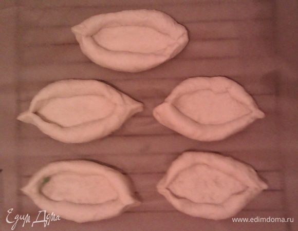 Так делаем с остальными лодочками, перекладывая их на застеленный бумагой противень. 