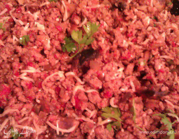 В фарш добавляем нарезанную зелень и тертый сыр, перемешиваем.