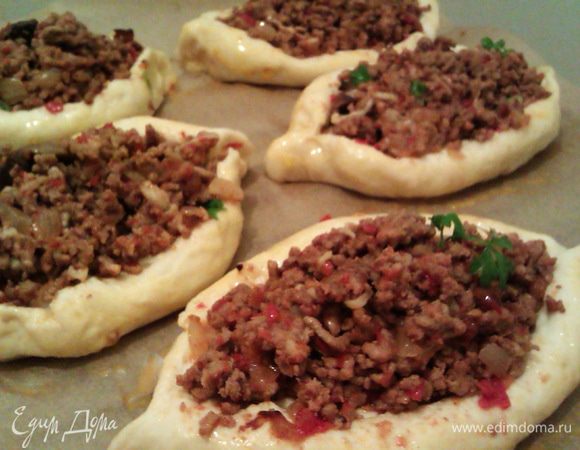 Фаршируем наши лодочки полученной смесью, хорошо утрамбовывая дно лодочки. У Вас должно влезть около 3 ст л с горки начинки в одну лодку=)) Подправляем кончики лодочек, так как тесто немного поднялось, смазываем желтком и отправляем в духовку на 20 мин.