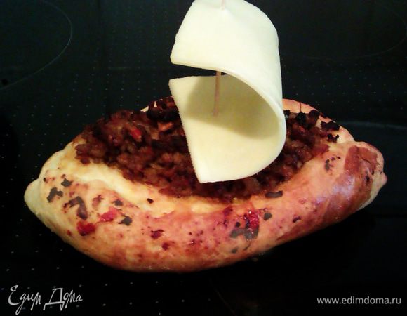 А можно еще их украсить парусами из сыра, закрепленного на зубочистке. Приятного аппетита!!!