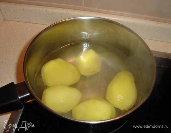 Картошечку отвариваем.