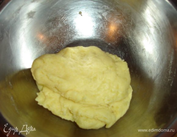 Готовим тесто. (По рецепту Лизы Оливер) Картофель сливаем, подсушиваем, разминаем. Добавляем мягкое сливочное масло, соль, муку порциями (немного разрыхлителя) и вымешиваем нежное тесто.