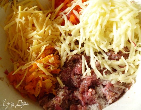 К мясному фаршу добавить обжаренные лук и морковь, нарезанный мелким кубиком один болгарский перец, почищенное от кожицы и натертое на крупной терке яблоко, натертый сыр, сметану, соль и молотый перец.