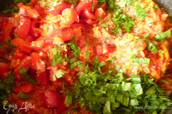 Второй болгарский перец нарезать мелкой соломкой, зелень мелко нарезать, добавить к готовой овощной смеси, добавить стакан горячей воды, перемешать, попробовать на соль, если надо, то досолить.