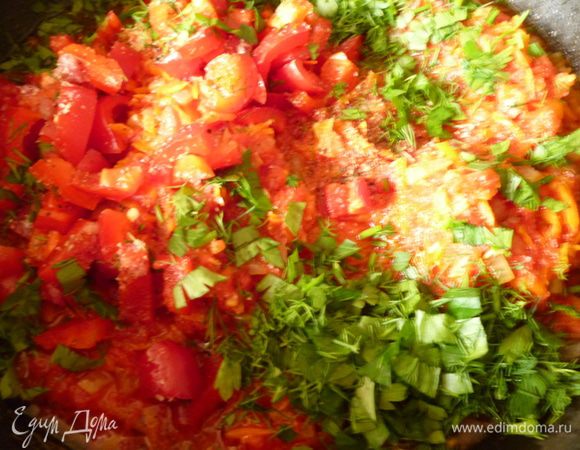 Второй болгарский перец нарезать мелкой соломкой, зелень мелко нарезать, добавить к готовой овощной смеси, добавить стакан горячей воды, перемешать, попробовать на соль, если надо, то досолить.