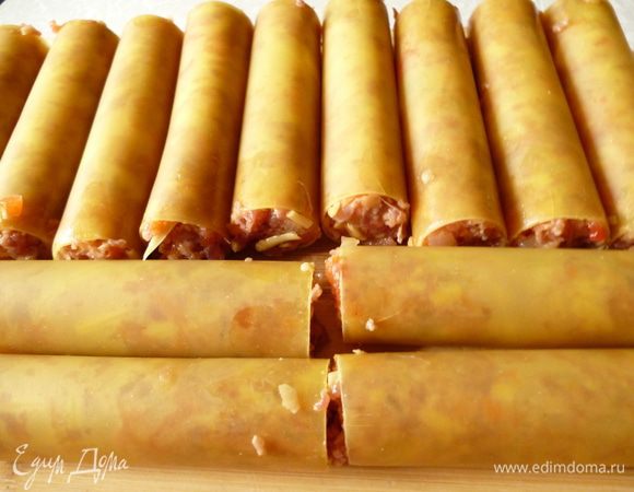 Теперь берем каннелони и наполняем их фаршем.